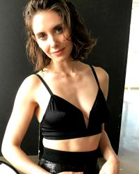 Alison Brie’s Sultry Looks !!!