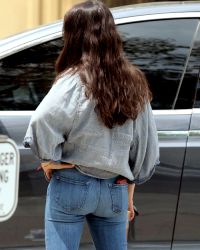 Mila Kunis – Sexy Ass In Jeans